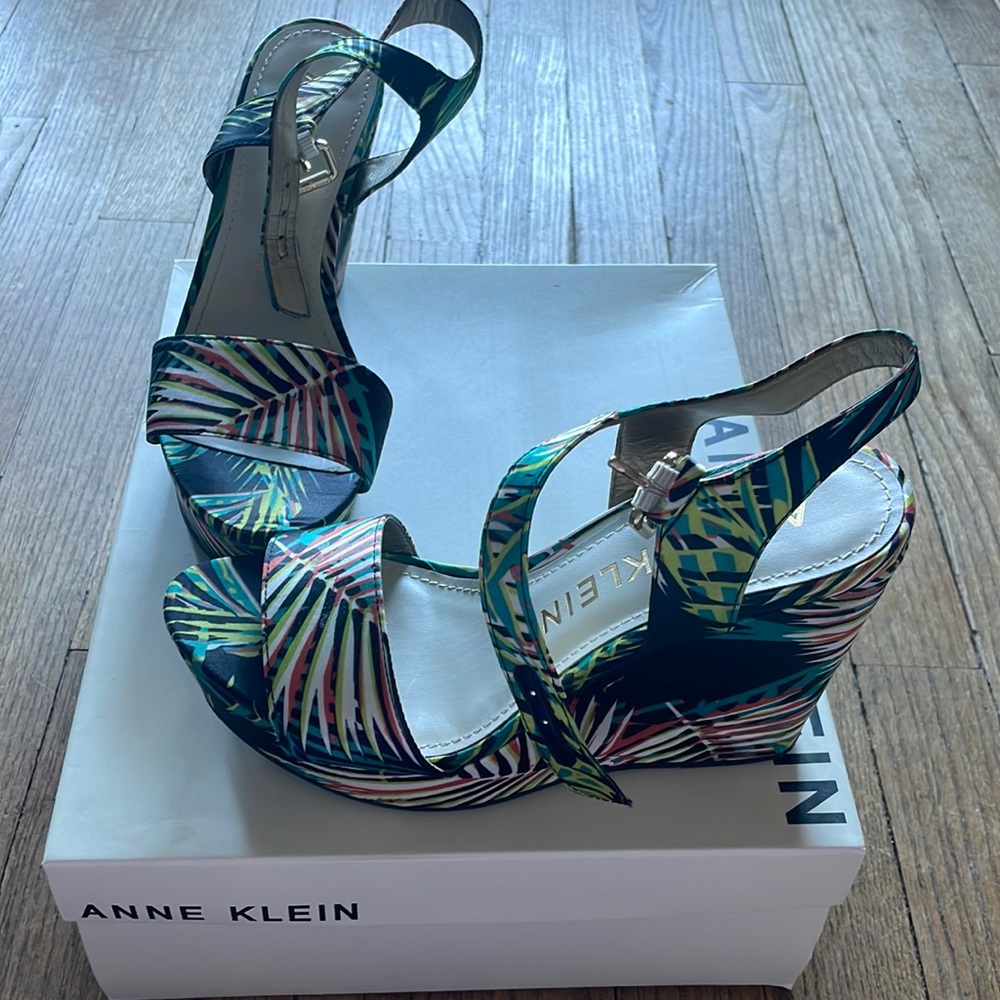 Anne Klein Satin Palm wedges size 7
